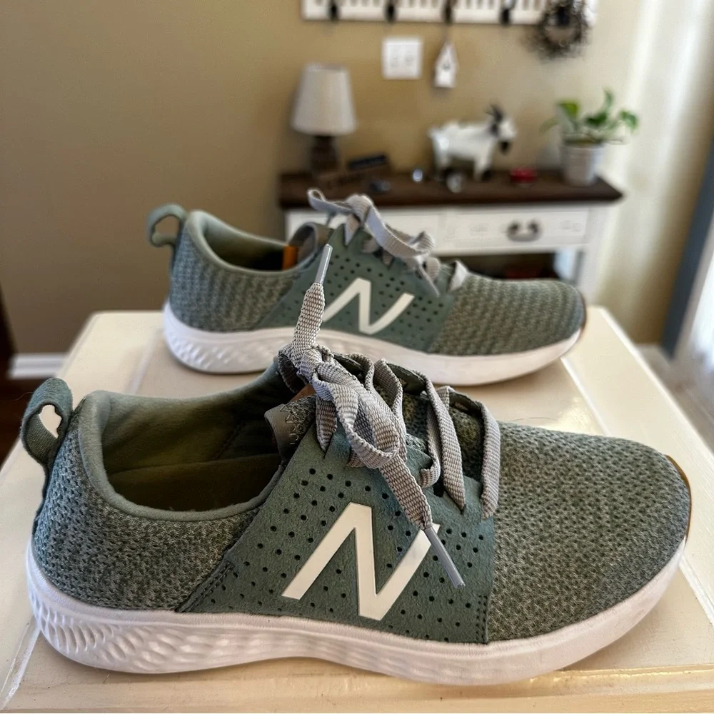 New Balance Women’s Sneakers Green Size 8D Wide WSPTCR1 Lightweight - Picture 5 of 8